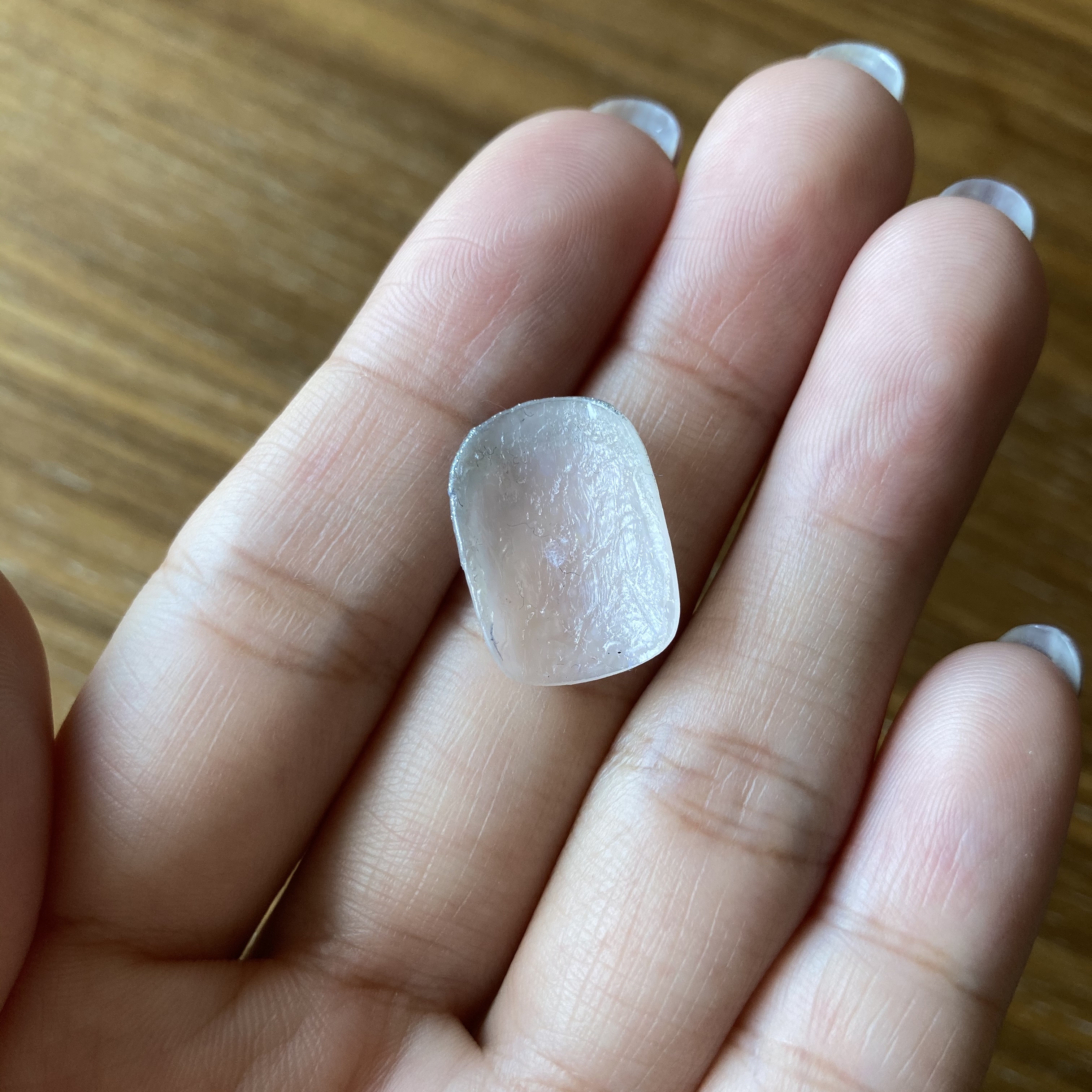 形状記憶ネイルチップ使用後の裏面